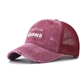 Détail de la casquette baseball bordeaux avec filet en maille et broderie vintage - Bordeaux