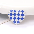 Detalle de dije de corazón con patrón de tablero azul y perlas incrustadas - Azul Klein