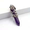 Détail macro du pendentif hexagonal en améthyste avec décoration de vigne florale argentée - Améthyste