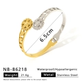 Detailweergave van de tweekleurige roestvrijstalen armband met holle bloem- en sterren - Uitgesneden Ster Lijn Stijl (NB-B6218)