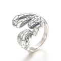 Anillo abierto de serpiente plateada con textura detallada de escamas y diseño de cabeza realista - US 8 / Color Acero (KR106347-KJX)