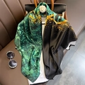 Foulard en soie aux motifs vert et noir drapé sur un sac à main en cuir chic - 23204 Image Principale / 90*90cm