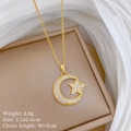 Dettaglio della collana dorata con luna e stella e zirconi in una scatola regalo - Collana Stella Luna Oro (C444)