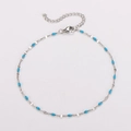 Cavigliera d'argento con perline blu cielo e chiusura a moschettone su sfondo bianco - Color Acciaio - Blu Lago Smalto