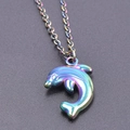 Collana con ciondolo a delfino in acciaio inossidabile con sfumatura arcobaleno cangiante - Set Collana con Ciondolo / Arcobaleno