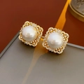Macro di orecchino a perno vintage dorato con perla centrale e pietre di zircone - Perno in argento-Bianco