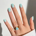 Matte minzblaue Nägel kombiniert mit einem künstlerischen goldenen Ring mit blauem Emaille - Matt Minzblau (JP1748)