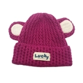 Détail du bonnet en tricot violet avec oreilles d'ours et étiquette Lucky - M(54-60cm) / Rouge Rose Foncé