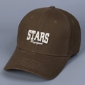 Seitenansicht der dunkelbraunen Baseballkappe mit weißer 3D-Stickerei und gebogenem Schirm - M (56-58cm) / Kaffeebraun