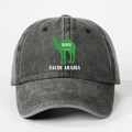 Dettaglio del logo cammello Arabia Saudita su cappello da baseball in cotone lavato - Regolabile / Nero