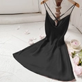 Elegantes schwarzes Satin-Unterkleid mit überkreuzten Trägern und tiefem V-Ausschnitt - S / Schwarz