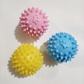 Trois balles pour chiens à picots en rose, bleu et jaune avec motifs de pattes - Balle à Pointes Empreinte de Patte (Sans Sifflet)