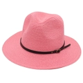 Dettaglio del cappello Panama rosa intrecciato con cinturino in pelle e fibbia - Taglia Unica (Paglia Piatta) / Rosa (Fascia in Pelle Nera)
