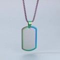 Collana con piastrina militare e bordi sfumati arcobaleno su superficie lucida - Multicolore e Argento