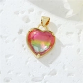 Dettaglio di un ciondolo a cuore placcato oro 14K con zircone sfumato rosa - Rosa