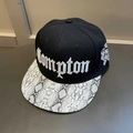 Détail de la broderie Compton sur casquette noire avec visière texture peau de serpent - Réglable / Noir et Blanc (Motif Serpent)