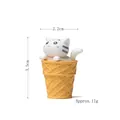 Miniature de chat blanc rayé gris dans un cornet de glace jaune pour décoration - Ornement de Figurine / Chat Blanc de Crème Glacée