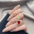 Collier vintage en or avec pendentif rectangulaire en pierre rouge et halo de zircons - 0628-Or Rectangulaire Pierre Rouge