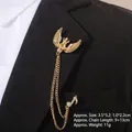 Gros plan d'une broche tête de mort dorée avec couronne et ailes sur veston - Style Couronne de Crâne Ailé Doré (TL24033)
