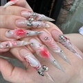 3D stiletto τεχνητά νύχια με μεταλλικούς φιόγκους, κόκκινο μάρμαρο και στρας σχέδια - Στυλ Ροζ Λευκό Ντεγκραντέ με 3D Μεταλλικό Φιόγκο και Σταυρό (JP3512)