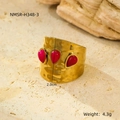 Vista macro de anillo ancho dorado con textura plisada y tres gemas rojas de gota - Rojo