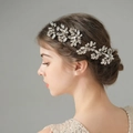 Détail d'un accessoire de coiffure de mariée argenté avec cristaux sur un modèle - HS-J6405 Argent (3 pièces/paquet)
