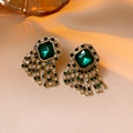 Boucles d'oreilles dorées avec émeraude et pompons en strass étincelants pour femmes - Clous d'Oreilles Losange Émeraude à Pompons