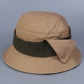 Vista detallada de sombrero de pescador de algodón caqui con cinta verde y pliegue lateral - M (56-58cm) / Caqui