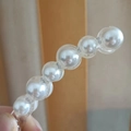 Elegante pinza para el pelo de acrílico con perlas blancas y aros de strass plateados - Pinza de Banana de Perlas con Diamantes de Imitación