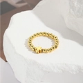 Anello elastico fatto a mano con perline dorate e pendente a croce su fondo bianco - Stile Ciondolo a Croce (ZYN-DMR145G-3)