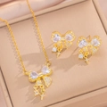 Elegantes vergoldetes Schleifen-Schmuckset mit funkelnden Kristallen in Geschenkbox - Goldweißes 2-teiliges Set (Halskette + Ohrringe)