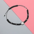 Detalle de la medalla de San Benito en pulsera de cordón negro tejido ajustable - Color Acero Pulsera Negra Individual