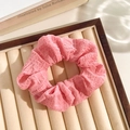 Roze bloemige kanten scrunchie met striklint op een zacht beige fluwelen dienblad - Rozerood Seersucker