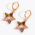 Modische Kupfer-Sternohrringe mit bunten Zirkon-Tropfensteinen auf weißem Hintergrund - Bunter Strass Stern Stil