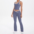 Détail du pantalon de yoga à taille en V croisée et débardeur court avec liseré blanc - Gris Bleu