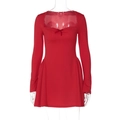 Détail d'une robe rouge à manches longues avec nœud et décolleté en cœur - Rouge