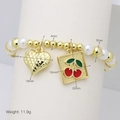 Detalle de pulsera de perlas 4-6mm con colgantes de corazón dorado y cereza roja - Estilo Corazón y Cereza (DB241204-C)