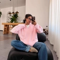 Jersey de punto rosa con cuello de pico oversize y vaqueros azules en un entorno informal - S / Rosa