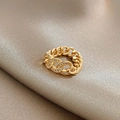 Luxuriöser goldener Kettengliedring mit Zirkonia-Steinen auf weichem Seidenhintergrund - Gold Zirkon Dicke Kette (J409)