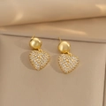 Eleganti orecchini a cuore in oro con zirconi scintillanti su sfondo di seta - Orecchini a bottone a cuore dorati