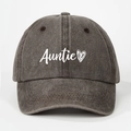 Dettaglio del ricamo Auntie con cuore su cappellino in tela di cotone lavato - Taglia unica / caffè