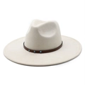 Détail du chapeau en suédine avec ruban en cuir marron et clous turquoise - 56-59cm / Blanc Cassé