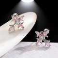 Vue détaillée de boucles d'oreilles croix argentées avec gemmes roses et fermoirs à vis - Argent et Rose (9731)