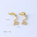 Dettaglio degli orecchini a serpente dorati con zirconi e dimensioni di 24,6mm di altezza - Placcato Oro 18K / Oro