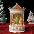 Detalle de bola de nieve musical navideña con árbol giratorio y base roja con purpurina - Árbol de Navidad blanco