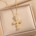 Gouden titanium kruisketting met groene zirkonia steentjes in een luxe fluwelen doos - Gouden Zirconia Kruis