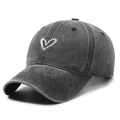 Casquette baseball grise délavée avec broderie cœur blanc présentée sous un angle de 45 degrés - Réglable / Noir