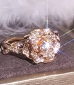 Roosvormige ring in 18K roségouden afwerking met zirkoon op grijze fluwelen doos - US 7 / Roségoud