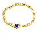 Detailaufnahme eines Goldperlenarmbands mit einem leuchtend blauen Emaille-Sternanhänger - Blau