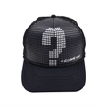 Detail der schwarzen Trucker-Cap mit weißem Fragezeichen und IT IS CHANGE TIME-Aufdruck - Schwarz (Fragezeichen Mesh Cap)